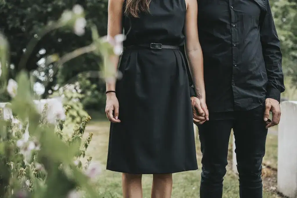 Zdjęcie Jak ubrać się na pogrzeb w lato: eleganckie i wygodne stylizacje na upały